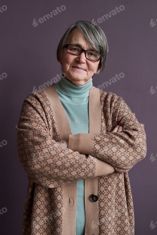 Preview: Senior woman wearing cardigan and glasses looking at camera