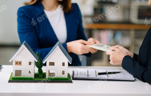 Preview: The real estate agent is explaining the house style to see the house design