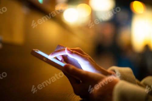 Preview: Use of the mobile phone at night in city