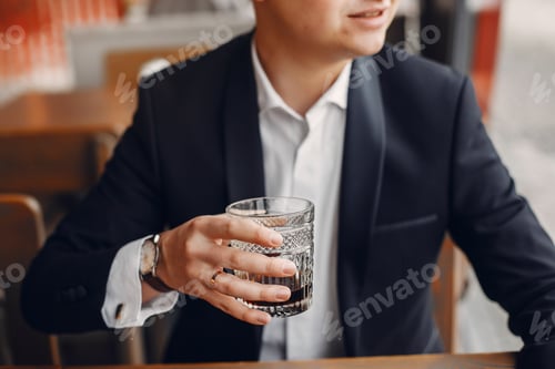Preview: Businessman working in a cafe