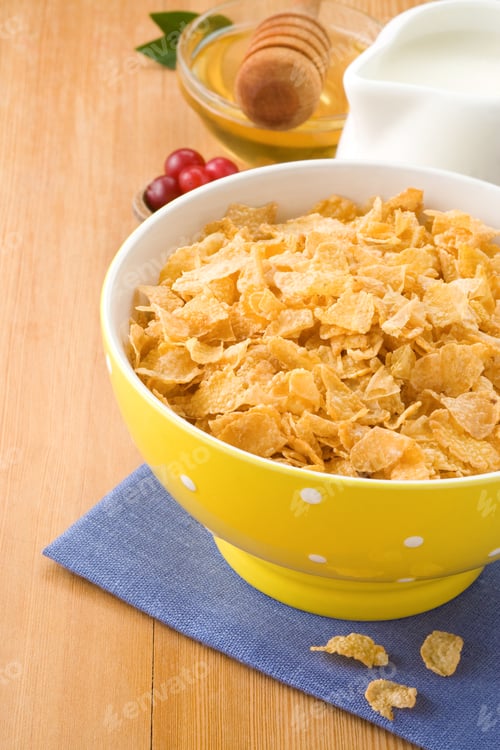 Preview: Bowl of corn flakes and milk on wood