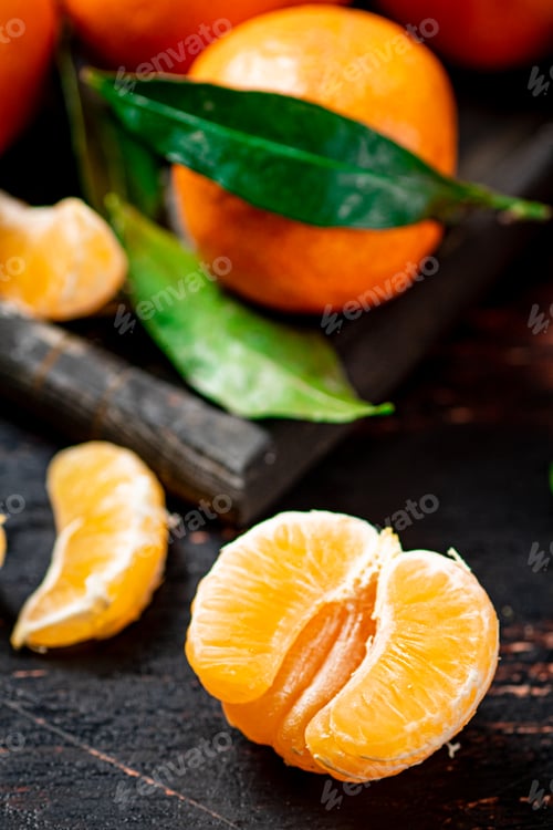 Preview: Fragrant fresh tangerines on a cutting board.
