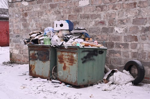 Preview: Garbage cans are overflowing with garbage
