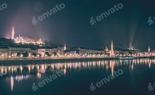 Vorschau: Flussblick auf Budapest, Ungarn, nachts, beleuchtete Buda-Seite