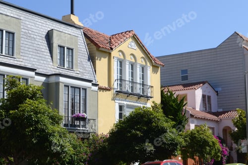 Aperçu: Neighborhood in San Francisco, CA row houses homes with window boxes and flowers on a quiet street