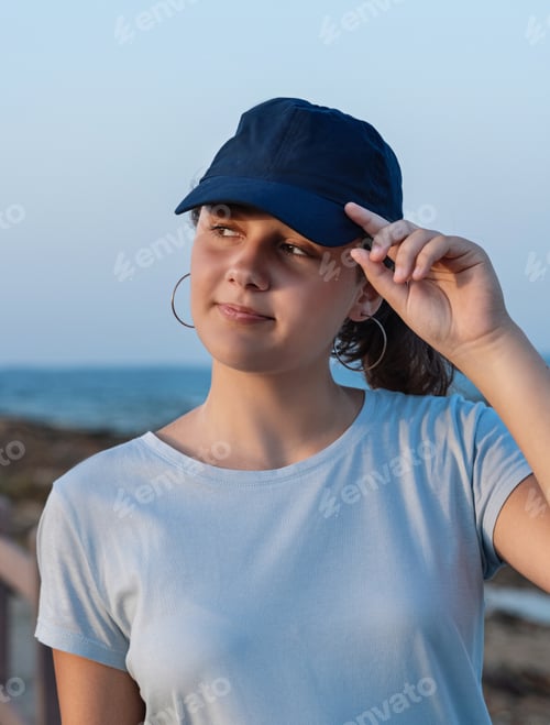 Preview: Teen girl in dark blue baseball cap and t-shirt