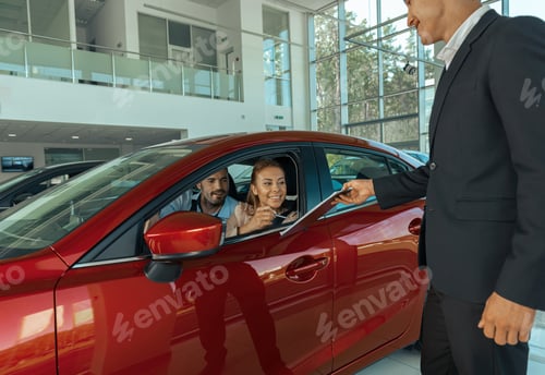 Visualização: Casal lindo e feliz está escolhendo um carro novo na concessionária