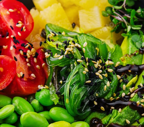 Vista previa: bowl with seaweed, beans, avocado and pineapple
