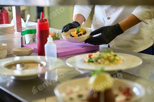 Preview: Cook decorates ready-made dishes for serving