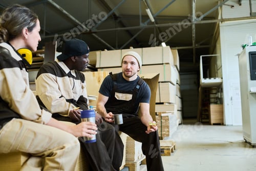 Preview: Manual workers resting during lunch