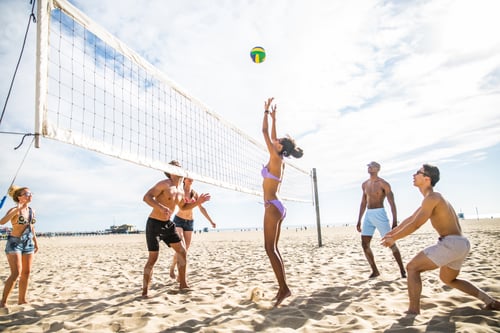 Preview: Friends play beach volley