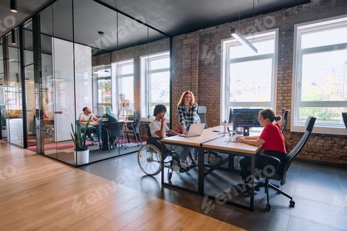 Visualização: Um grupo diversificado de profissionais de negócios colabora em um moderno centro de coworking para startups