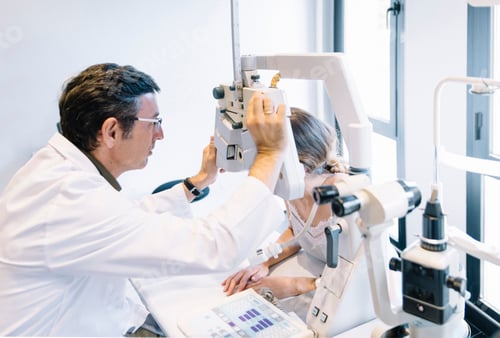 Preview: Eye Doctor examinating a young patient