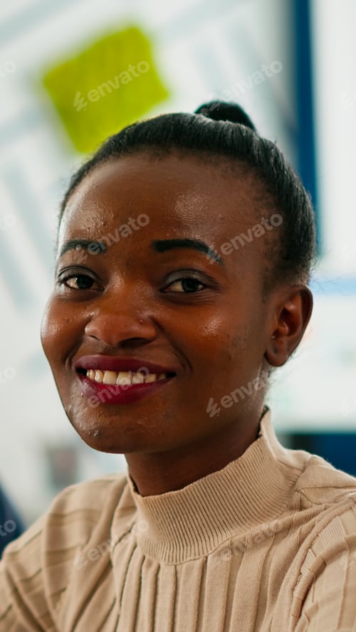 Preview: Black manager woman looking at camera smiling