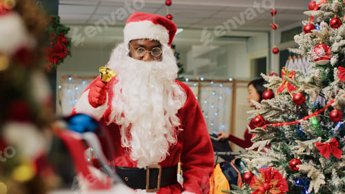 Preview: Santa Claus worker entertains shoppers