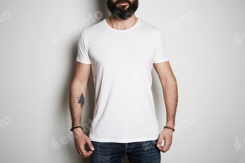 Preview: Bearded muscular man model wearing white blank t-shirt and a black snapbuck cap