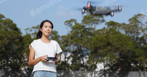 Vista previa: Woman control fly drone