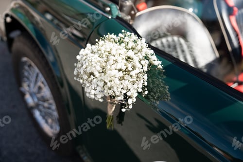 Preview: Convertible with a bouquet of gypsophila as decoration for a french wedding