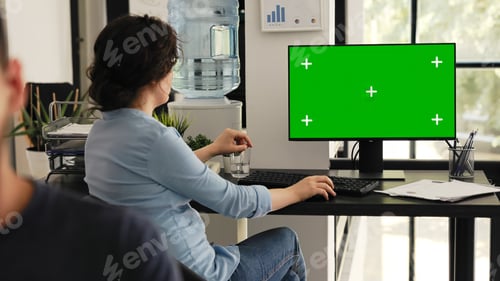 Preview: Office employee looks at greenscreen