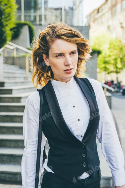 Preview: young contemporary businesswoman walking outdoor