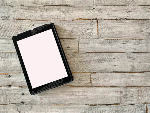 Visualização: Visão aérea de um tablet compatível com maquete com tela branca em branco para sobreposição de texto em superfície de madeira