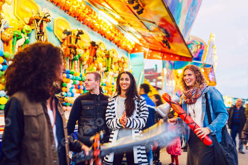 Visualização: Amigos brincando com brinquedos infláveis no parque de diversões