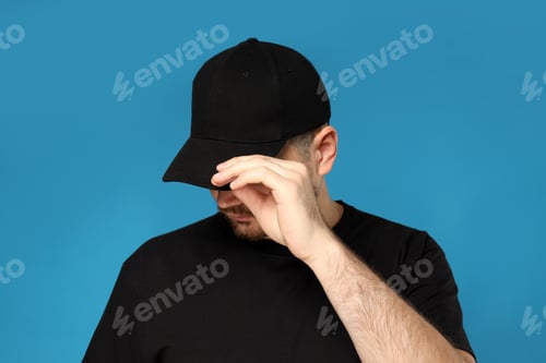 Preview: A young guy in a black t-shirt and cap
