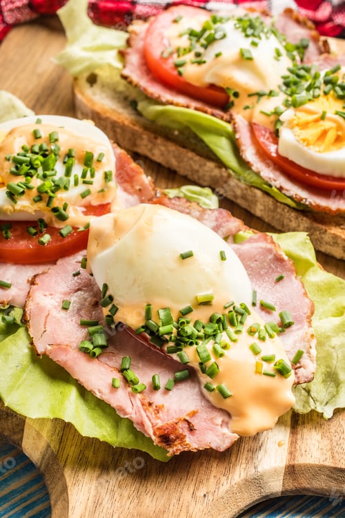 Preview: Sandwich with tomatoes, eggs and lettuce.