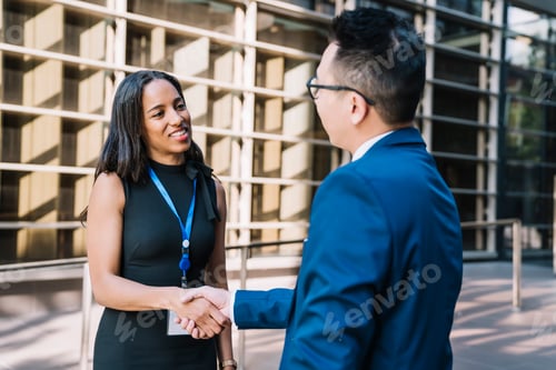 Visualização: Empresária otimista apertando as mãos fazendo acordo com o parceiro