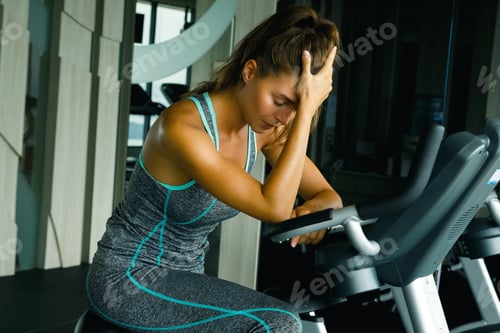 Preview: Woman in the gym with overtraining symptoms