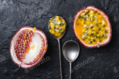 Preview: Slised passion fruit with silver spoons