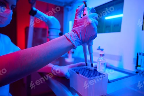 Preview: Female laboratory assistant in process of preparingbiomaterial for freezing