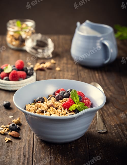 Preview: Oat granola with berries and yoghurt