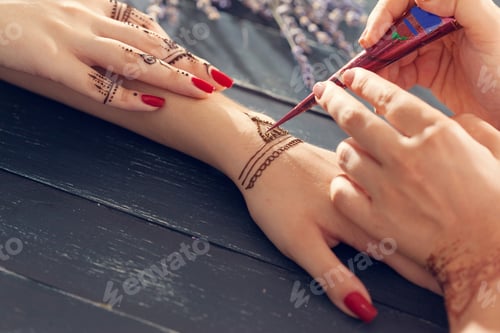 Preview: Process of applying mehndi on female hands