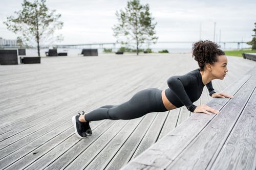 Preview: A female trainer does active fitness training with strength exercises and sports.