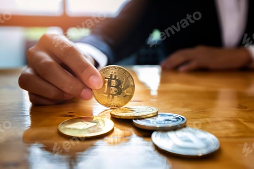 Vista previa: Bitcoin dorado (criptomoneda) en mano de empresaria
