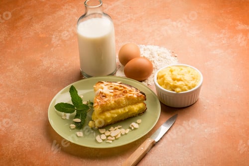 Preview: homemade cake with almonds and custard cream