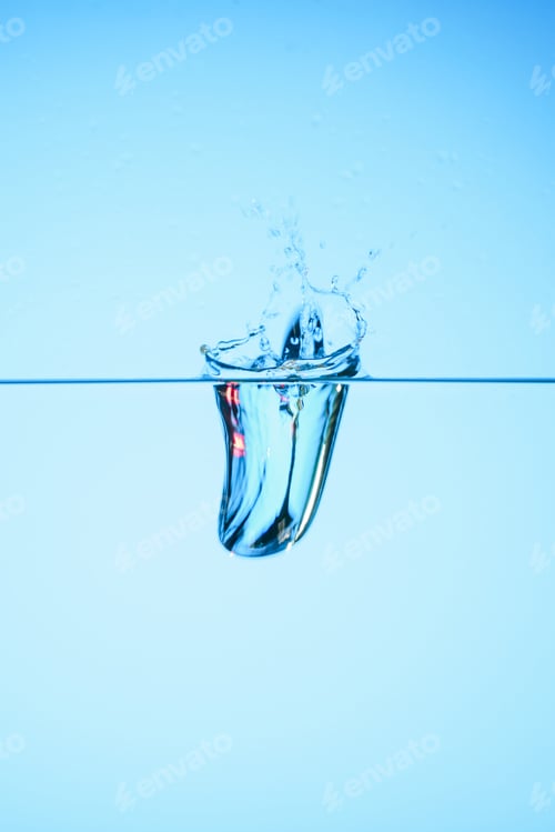 Preview: pure water with splash, isolated on blue