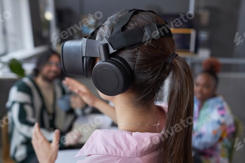 Preview: Woman testing VR glasses with her colleagues