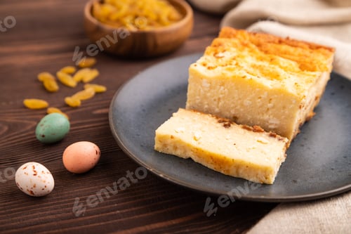 Preview: Сottage cheese Сasserole, Curd cake with raisins on brown wooden, side view, selective focus