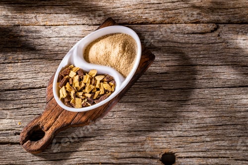 Preview: licorice root and powder, on the wooden table