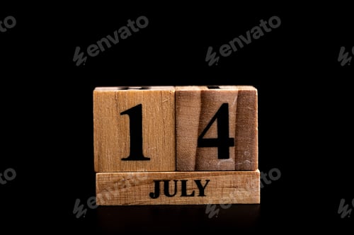 Aperçu: wooden calendar 14 July word on black background with copy space , selective focus at the calendar