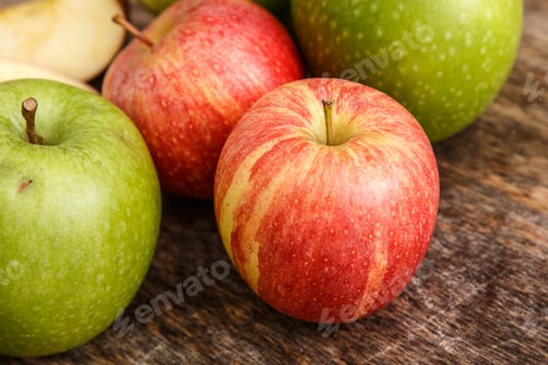 Preview: Apples on the table