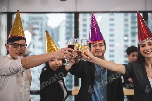 Visualização: empresário e parceiro de negócios: equipe de sucesso, feliz e divertida na festa de celebração do grupo