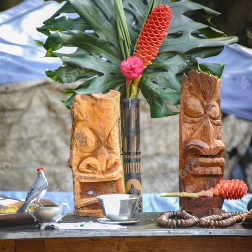 Preview: Wooden Tikis and typical Hawaiian vegetation