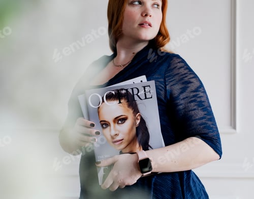Preview: Woman wearing a smartwatch and holding a magazine