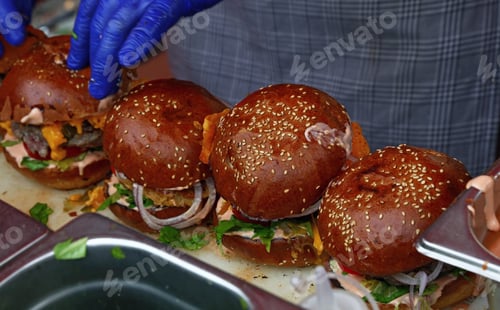 Preview: Artisan hamburgers cooking in fast food