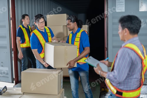 Preview: 4 men Warehouse worker open doors steel 40 feet container