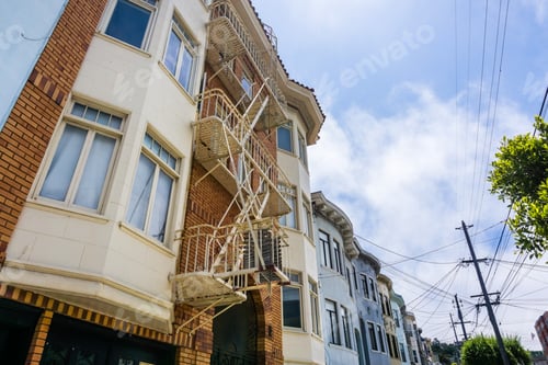Aperçu: Street view of rows of old multi unit buildings