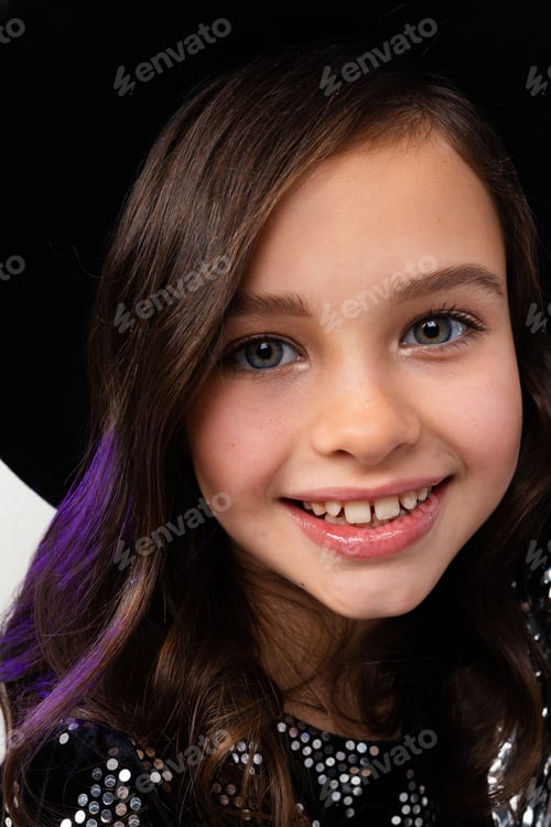 Preview: Closeup portrait of smiling glamorous teenage girl in black hat with brim on holiday